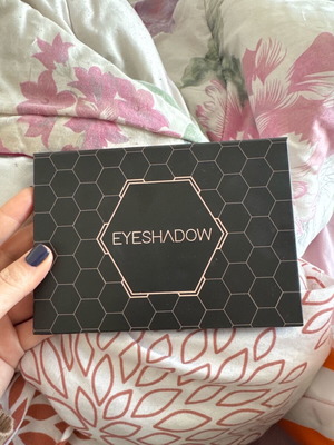 Eyeshadow palette like new with pink and purple colors