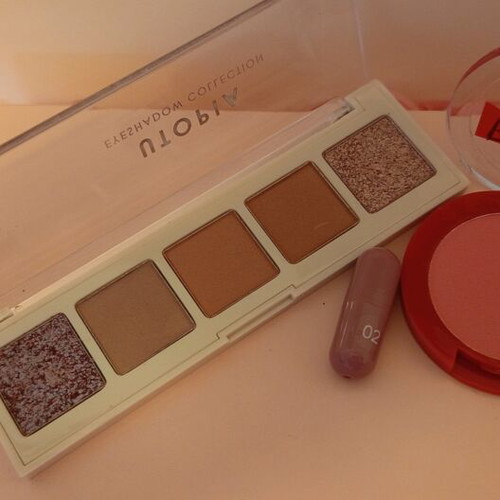 MUA Academy eyeshadow palette 5 shades with blush and mini lipstick