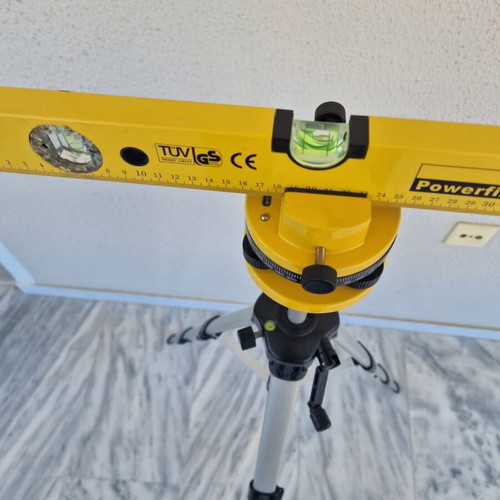 Powerfix PLW 670 Laser Level with Adjustable Aluminum Tripod like new