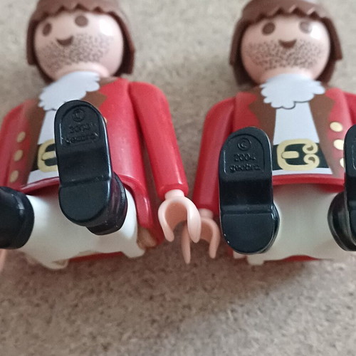 Playmobil British soldiers or officers figures, like new