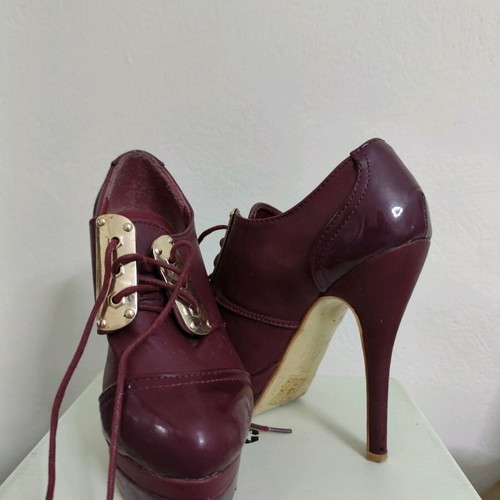 Burgundy pumps like new with very thin heel size 36
