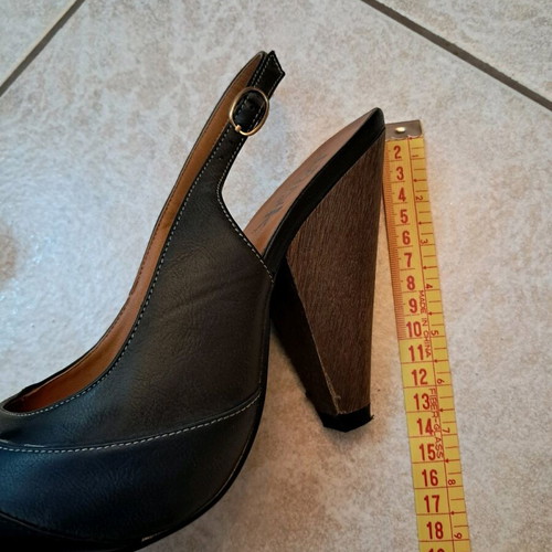 Pink Woman sandals No39 like new with small defect and replacement heels
