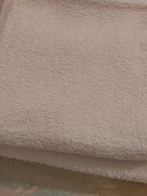 Set of 2 white towels like new, 100% cotton pernie