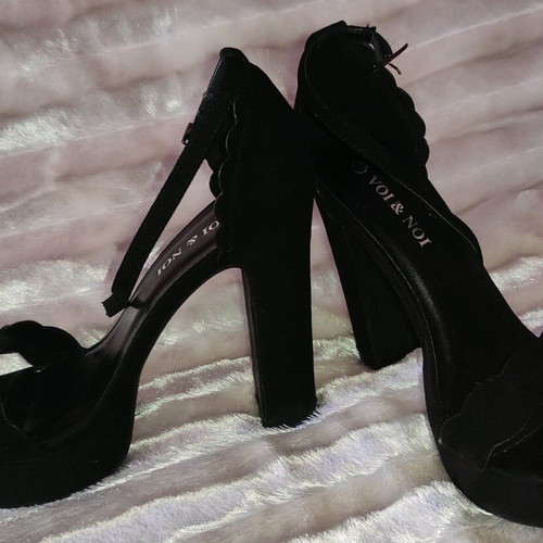 High black suede sandal with platform
