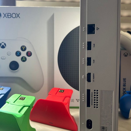 Microsoft Xbox Series S 512SSD with battery and Razer quick charging stand, like new