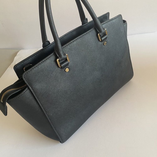 Michael Kors handbag like new, black saffiano with gold details