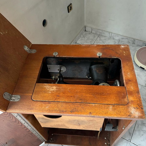 Union sewing machine in cabinet used, working