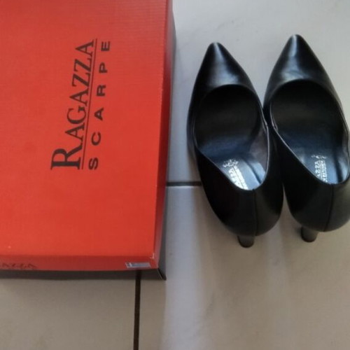 Leather black pumps like new, size 38