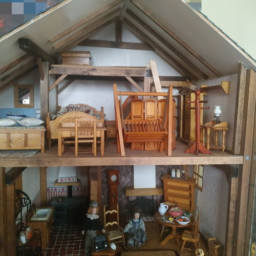 Collectible traditional Deagostini house with 4 figures and equipment