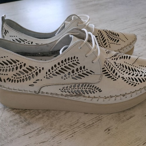 White summer shoes new, natural leather, light and comfortable