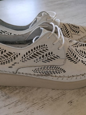 White summer shoes new, natural leather, light and comfortable