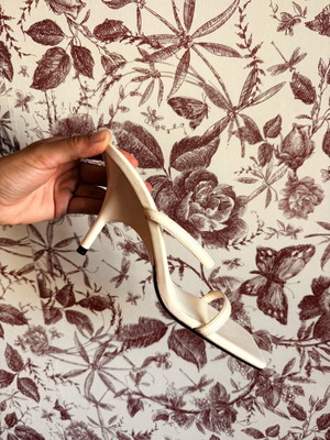 Zara Strappy sandals off-white size 36 like new