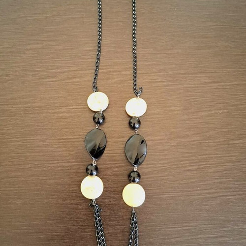 Necklace with diamond cut black chain and gold discs like new