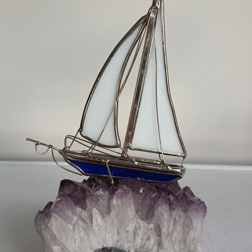Vintage Tiffany-style sailboat with amethyst base, 15 cm