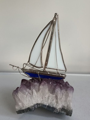 Vintage Tiffany-style sailboat with amethyst base, 15 cm