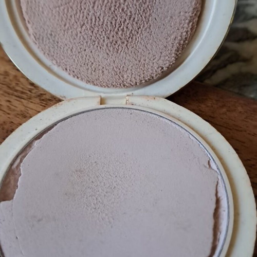 Avon vintage powder from the 70s used in good condition