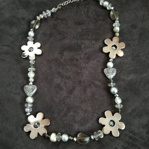 Necklace with daisies like new, gray and silver