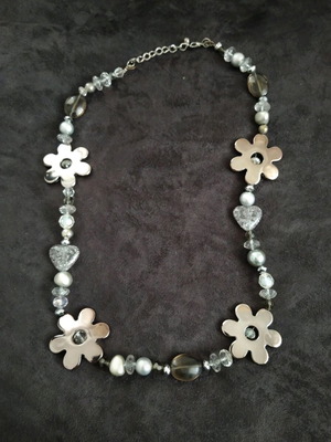 Necklace with daisies like new, gray and silver