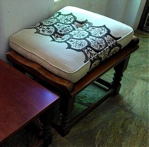 Ξύλινο κάθισμα - σκαμπό σαλονιού με μαξιλάρα σε άριστη κατάσταση