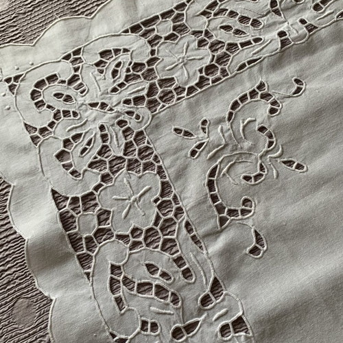 Vintage handmade tablecloth with Richelieu cutwork 83x85 cm like new