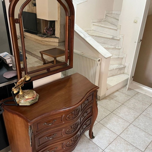 Console with mirror like new, elegant and practical
