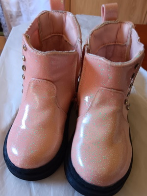 Marikelly pink boots size 22 used