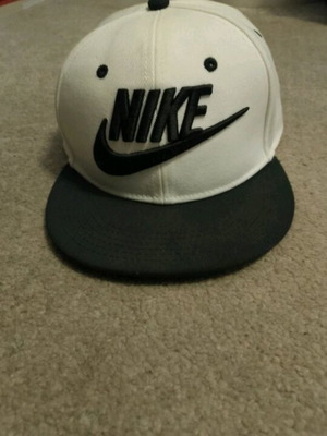 Καπέλο Nike καινούργιο, old school, μέγεθος M, μαύρο και άσπρο