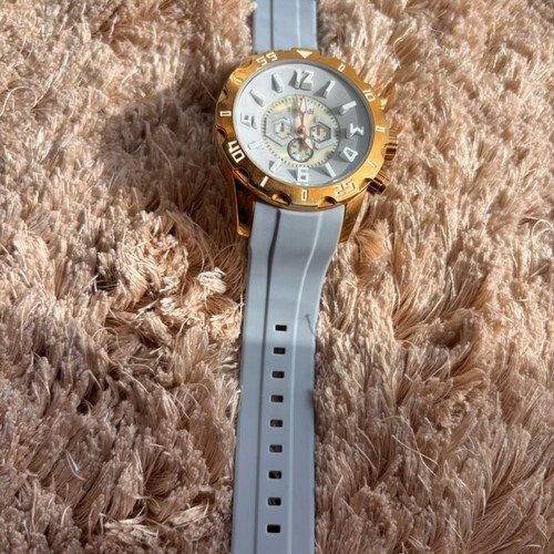Friends wristwatch women's like new with blue silicone strap