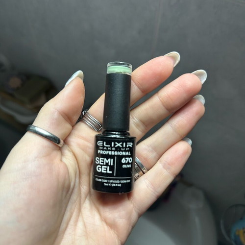Semi-permanent nail polish set of 4 used
