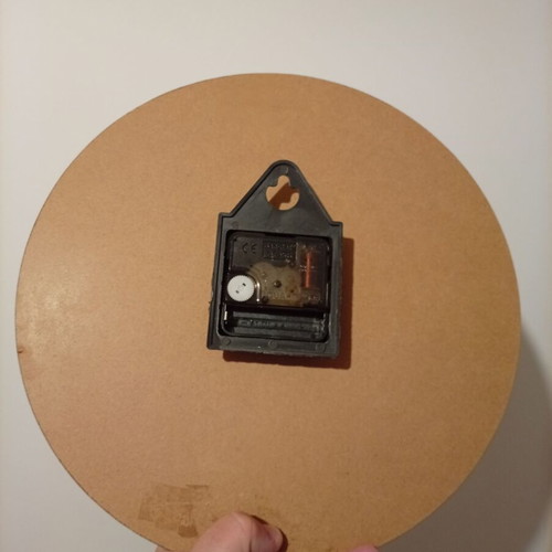 Wall clock analog like new with quartz mechanism