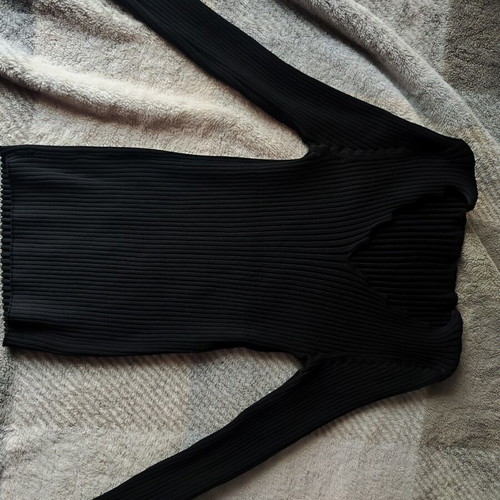 Long-sleeve black ribbed blouse like new, V-cut neckline, size XXXL