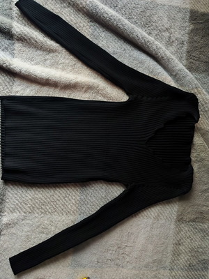 Long-sleeve black ribbed blouse like new, V-cut neckline, size XXXL