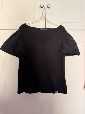Peace and Chaos T shirt XL like new, black