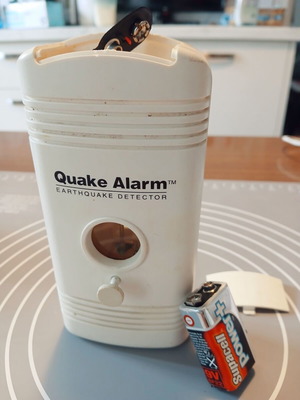 Earthquake Detector Quake Alarm model 2A-2000 like new