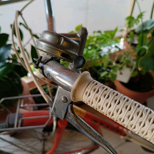 Vintage Beautiful bicycle used, women's city bike with dynamo and iron stand