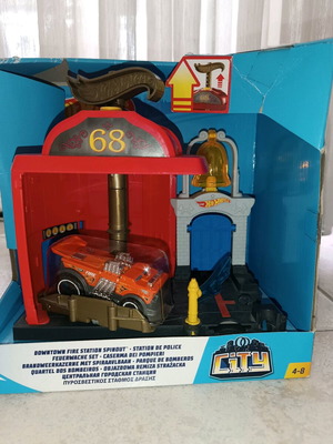 Hotwheels Fire Station with Vehicle new