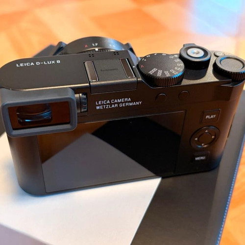 Leica D-Lux 8 camera like new with original packaging and accessories