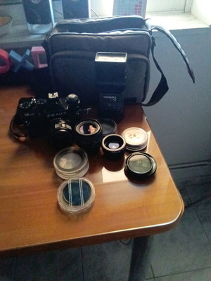 Βαλίτσα με φωτογραφική μηχανή σαν καινούργιο με φακούς και φλας