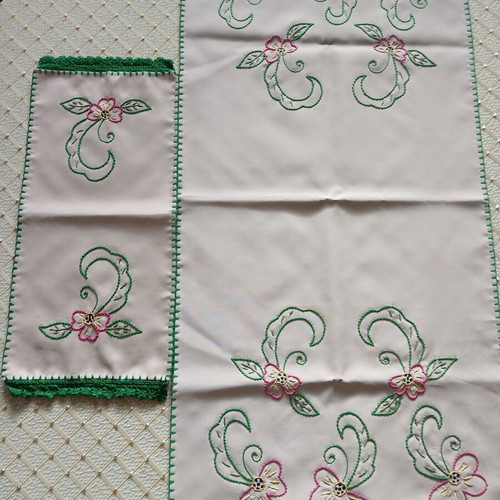 Table runner and napkin set like new