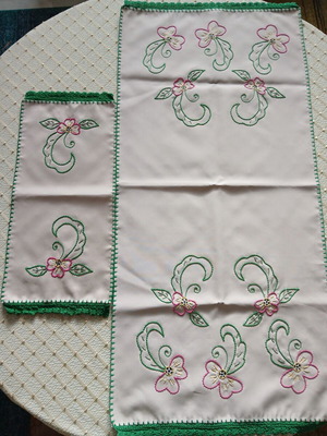 Table runner and napkin set like new