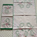Table runner and napkin set like new