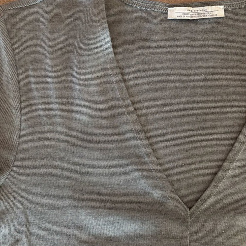 Zara blouse with V neckline gray like new, size S