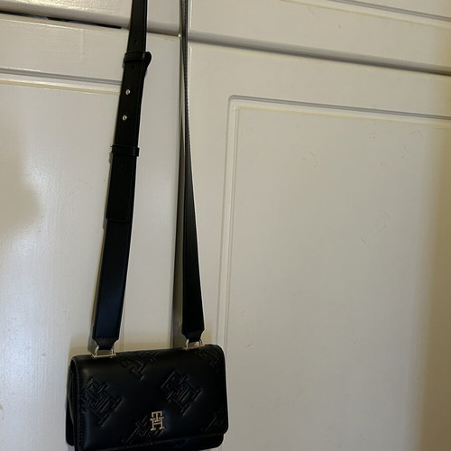 Tommy Hilfiger crossbody bag like new, adjustable strap, black