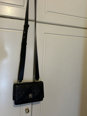 Tommy Hilfiger crossbody bag like new, adjustable strap, black