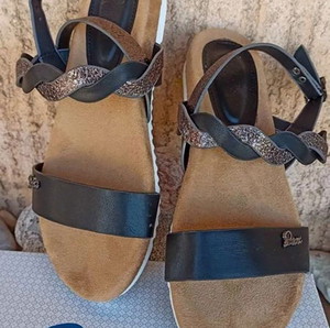 Δερμάτινα πέδιλα καινούρια. Μέγεθος 38 μαύρο χρώμα