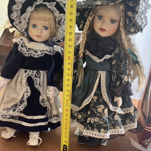 Pair of porcelain dolls with hats, 30 cm