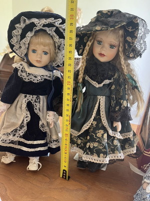 Pair of porcelain dolls with hats, 30 cm
