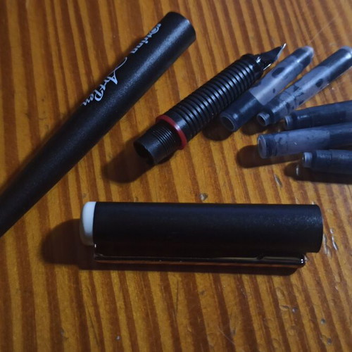 Rotring ArtPen calligraphy pen like new with 5 ink cartridges