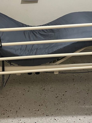 Νοσοκομειακό κρεβάτι με αερόστρωμα και αναπηρικό αμαξίδιο μεταχειρισμένο