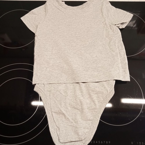 Baby Gap bodysuit - shirt 6/12 months like new